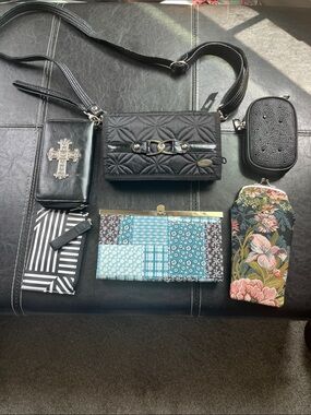 Source Unknown Black Quilted Crossbody Phone Bag with Chain Detail